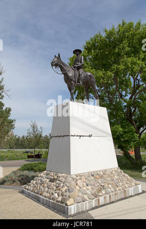 Statue de gendarme à Fort Calgary à Calgary, Canada. Le monument commémore la Police à cheval du Nord-Ouest. Banque D'Images