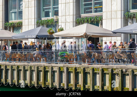 Londres, Royaume-Uni - 10 mai 2017 - bar à quai à Canary Wharf bondés de gens boire lors d'une journée ensoleillée Banque D'Images