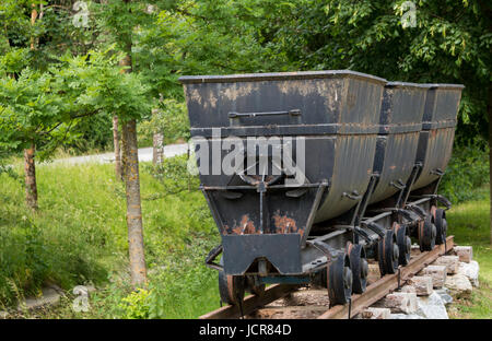 Old mining charrettes dans le village de Baunei Banque D'Images