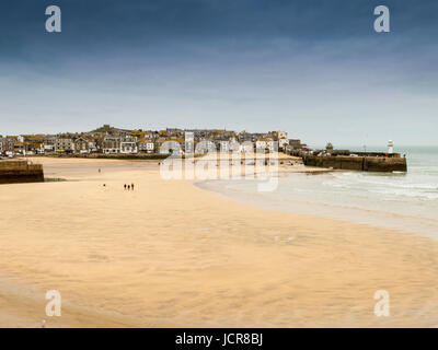 Une plage déserte à St Ives Harbour à marée basse, un jour d'hiver, Cornwall, England, UK Banque D'Images