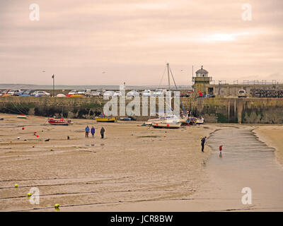 St Ives Harbour à marée basse, un jour d'hiver, Cornwall, England, UK Banque D'Images