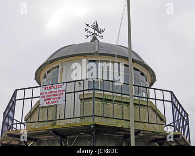 Le phare à l'extrémité de Smeaton's Pier dans le port de St Ives, Cornwall, England, UK Banque D'Images