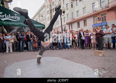 La rue Arbat, rue piétonne avec souveniers comme Matryoshkas Russe ou d'insignes militaires de l'armée russe, artiste de rue, musiciens, chanteurs, Banque D'Images