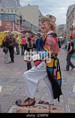 La rue Arbat, rue piétonne avec souveniers comme Matryoshkas Russe ou d'insignes militaires de l'armée russe, artiste de rue, musiciens, chanteurs, Banque D'Images