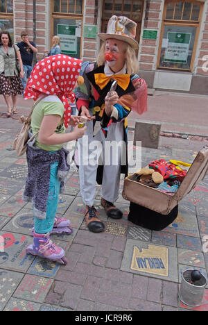 La rue Arbat, rue piétonne avec souveniers comme Matryoshkas Russe ou d'insignes militaires de l'armée russe, artiste de rue, musiciens, chanteurs, Banque D'Images