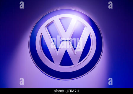 Wreschen, Pologne, logo VW à l'ouverture de l'usine VW de véhicules commerciaux Banque D'Images