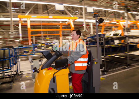 Wreschen, Pologne, employé avec un véhicule électrique dans l'usine de véhicules utilitaires VW Banque D'Images