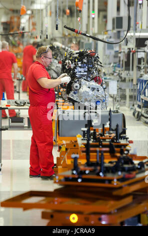 24.10.2016, Pologne, Wielkopolska, Wrzesnia - Assemblée des moteurs pour le nouveau Crafter, ligne de montage dans la nouvelle usine de Volkswagen Véhicules Utilitaires. Avec ? 800 millions, Poznań est le plus élevé l'investissement étranger en Pologne. Avec 3000 employés, 100 000 véhicules seront produits chaque année. 00A161024D356CAROEX.JPG - pas à vendre dans la région de G E R M A N Y, A U S T R I A, S W I T Z E R L A N D [communiqué de modèle : Non, des biens : non (c) agence photo caro / http://www.caro-images.pl, info@carofoto.pl Bastian, - en cas d'utilisation de la photo pour tout usage, veuillez contacter l'agence - l'image est sous Banque D'Images