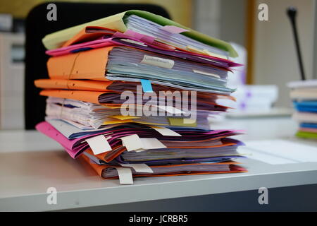 Pile de dossiers et documents sur table office Banque D'Images