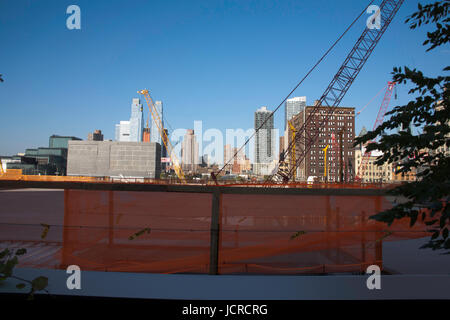 La construction du bâtiment le long de 11e Avenue près de la 42e Rue ouest à nord à partir de la ligne haute Manhattan New York USA Banque D'Images