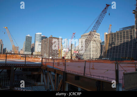 La construction du bâtiment le long de 11e Avenue près de la 42e Rue ouest à nord à partir de la ligne haute Manhattan New York USA Banque D'Images