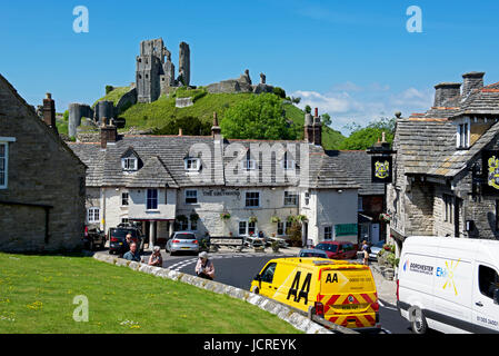 La circulation dans le village de Corfe Castle, Dorset, England UK Banque D'Images