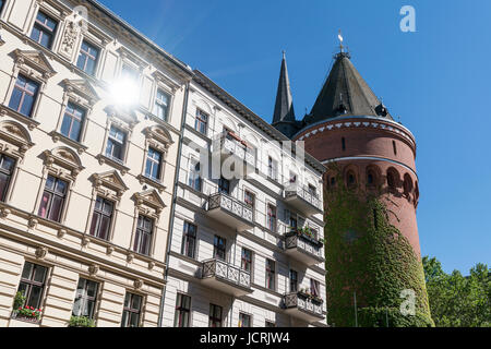 Ancien château d'eau envahie de lierre à Berlin Kreuzberg Banque D'Images