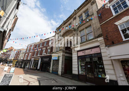 Derby, Angleterre, 14e, juin, 2001. Vues générales le long de Sadler Gate dans le quartier culturel du centre-ville de Derby prises sous le soleil d'après-midi d'été Banque D'Images