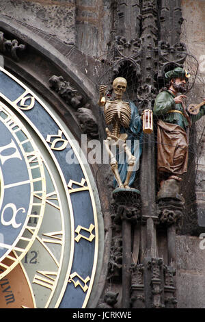 Fragment de Prague tour de ville avec l'horloge astronomique Banque D'Images