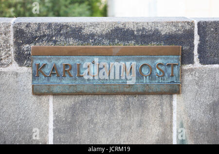 Vieux bonze plaque avec inscription "Karluv Most" sur le Pont Charles, Prague, République Tchèque Banque D'Images