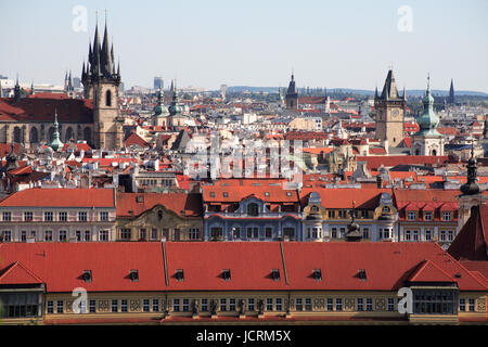 Vue sur les toits de tuiles rouges et des tours gothiques à Prague, République Tchèque Banque D'Images