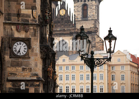 Fragment de Prague tour de ville contre l'église Notre Dame, République Tchèque Banque D'Images