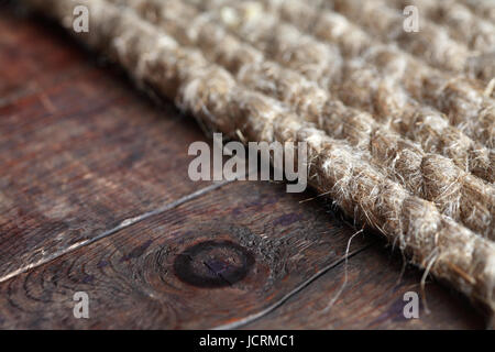 Closeup of old la corde de chanvre sur la surface en bois foncé Banque D'Images