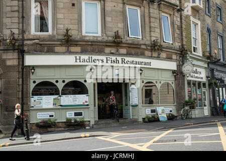 Tourné à l'extérieur de Saint Geran Restaurant de poissons à Whitby, North Yorkshire, UK Banque D'Images