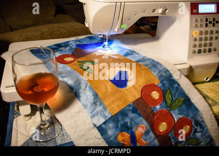 Linge appliqué avec un verre de vin rose Banque D'Images