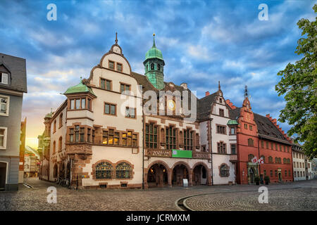 Ancien hôtel de ville (Altes Rathaus) sur le lever du soleil à Freiburg im Breisgau, Baden-Wurttemberg, Allemagne Banque D'Images
