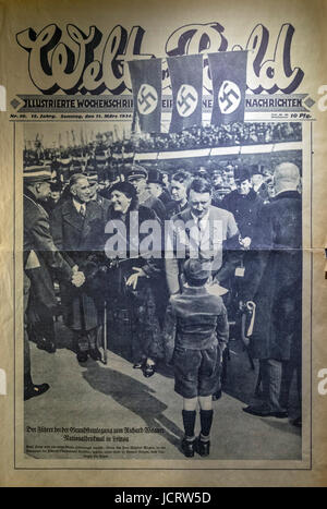 Capot avant de la 11e édition de mars 1934 Welt Bild montrant Adolf Hitler visitant les membres du Mouvement de la Jeunesse Hitlérienne de Leipzig. Banque D'Images