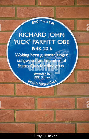 Woking, Royaume-Uni. 15 juin 2017. Dévoilement d'une plaque bleue pour rick Parfitt dans le cadre de la fête de la musique de la BBC. Banque D'Images