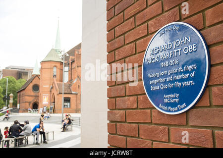 Woking, Royaume-Uni. 15 juin 2017. Dévoilement d'une plaque bleue pour rick Parfitt dans le cadre de la fête de la musique de la BBC. Banque D'Images