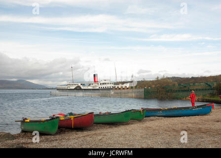 Maid de la vapeur à aubes Loch amarré à Balloch Pier sur le Loch Lomond. L'Écosse. Les kayaks en premier plan. Banque D'Images