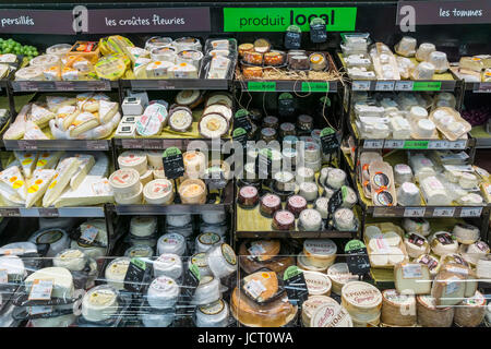 Du fromage local à vendre dans un supermarché français en vertu d'un produit signe Local Banque D'Images