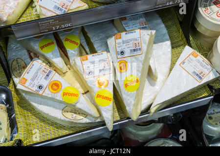 Tranches de fromage Brie emballées pour la vente dans un supermarché français Banque D'Images