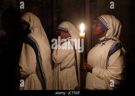 Les religieuses catholiques romaines appartenant à la Mère Teresa de Calcutta, Missionnaires de la charité dans leur tenue traditionnelle de sari blanc avec bordure bleue à l'intérieur de la chapelle de l'Ange à l'Edicule ou Anastasia rotonde à l'intérieur de l'église du Saint-Sépulcre dans la vieille ville, quartier chrétien de Jérusalem Israël Banque D'Images