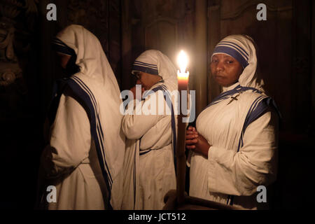 Les religieuses catholiques romaines appartenant à la Mère Teresa de Calcutta, Missionnaires de la charité dans leur tenue traditionnelle de sari blanc avec bordure bleue à l'intérieur de la chapelle de l'Ange à l'Edicule ou Anastasia rotonde à l'intérieur de l'église du Saint-Sépulcre dans la vieille ville, quartier chrétien de Jérusalem Israël Banque D'Images