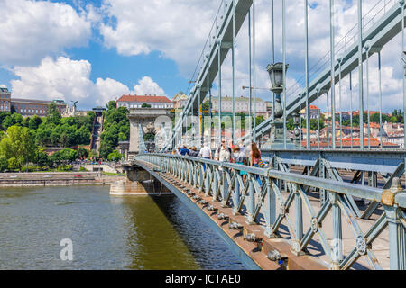 Le célèbre pont des Chaînes (Lanchid) menant à Buda sur le Danube, vu de Pest, Budapest, capitale de la Hongrie, de l'Europe centrale Banque D'Images