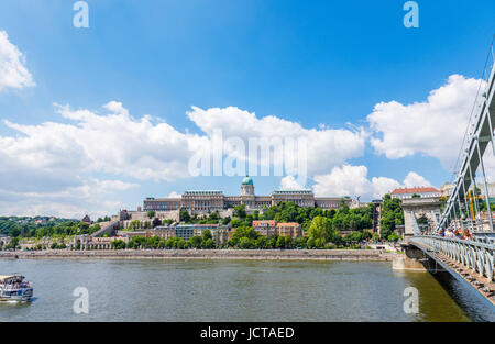 Le célèbre pont des Chaînes (Lanchid) menant à Buda sur le Danube et le château de Buda, Pest, vu de Budapest, capitale de la Hongrie Banque D'Images