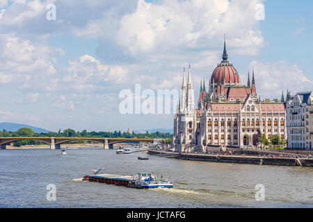 Bâtiment du Parlement hongrois de Pest sur les rives du Danube et le pont vu de Buda, Budapest, capitale de la Hongrie Banque D'Images