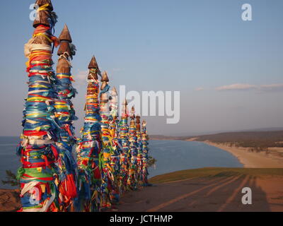 Coucher de soleil sur les drapeaux de prières à Khuzir sur l'île d'Olkhon en Sibérie Banque D'Images