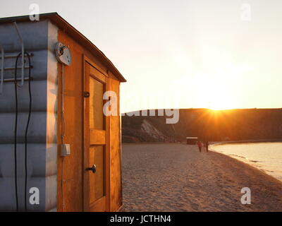 Un sauna traditionnel russe (Banya) sur le bord du lac Baikal. Il est de coutume de s'asseoir dans le sauna, puis marcher sur le gel du lac Baïkal à re Banque D'Images