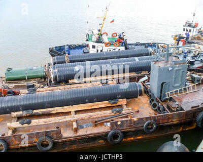 Le pont était barge. Les grues de levage et des tuyaux sur le navire. Matériel pour la pose d'une canalisation sur le fond marin. Banque D'Images