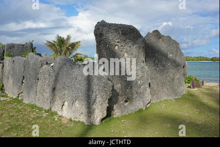 Grande structure en pierre sur le bord de la mer, le marae Anini antique religieux lieu sacré sur le sud de l'île de Huahine Iti, Polynésie Française Banque D'Images