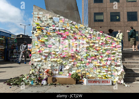 Les messages d'hommage aux victimes de l'attaque terroriste de London Bridge, couvrir un mur. Londres, Royaume-Uni. Banque D'Images