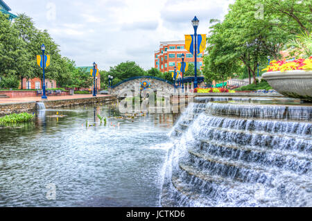 Frederick, États-Unis - 24 mai 2017 : Carroll Creek dans le Maryland city park avec canal, pont et chute d'eau et de fleurs en été Banque D'Images