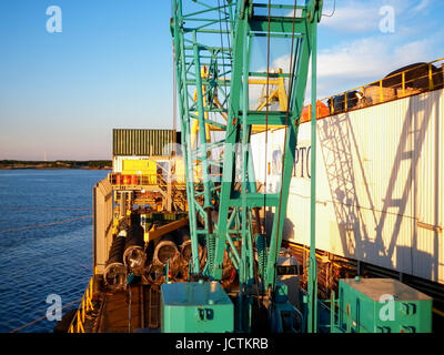 La mer Baltique, la Russie - 12 septembre 2016 : grue de levage sur le pont d'une barge de pose du tuyau. Le type de grues portuaires dans l'arrière-plan du paysage Banque D'Images