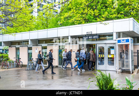 Montréal, Canada - le 26 mai 2017 : les gens marcher dans station de métro Place-des-Arts en ville dans la région du Québec au cours de la pluie humide par jour nuageux Banque D'Images