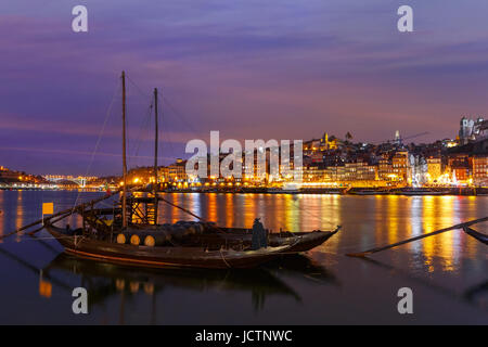 Rabelo bateaux sur le fleuve Douro, Porto, Portugal. Banque D'Images
