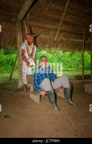 LAGO AGRIO, EQUATEUR - 17 NOVEMBRE 2016 : Siona shaman en costume traditionnel avec un chapeau de plumes dans un village indigène dans la réserve faunique de Cuyabeno Banque D'Images