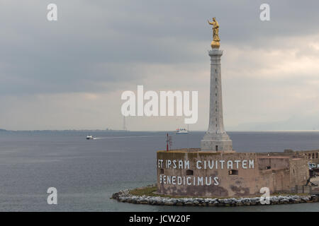 Statue en or de Notre Dame de la lettre (Madonna della Lettera) sur le dessus de la colonne à l'entrée du port au port de la ville de Messine, Sicile, Italie Banque D'Images