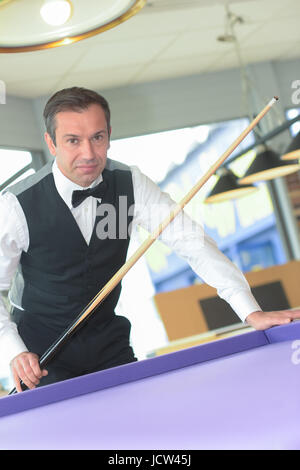 Le joueur de billard prêt à tirer sur une boule Banque D'Images