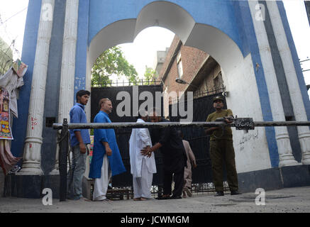 Lahore, Pakistan. 17 Juin, 2017. Le personnel de sécurité pakistanais occupés dans la recherche et effacer le marché près de Imambargah karbala Gamay shah avant de procession, Youm-e-Ali. Youm-e-Ali (RA)le martyre jour de Hazrat Ali (RA) processions est observée aujourd'hui (samedi) à l'harmonie religieuse dans un contexte de sécurité dans tout le pays. Credit : Rana Sajid Hussain/Pacific Press/Alamy Live News Banque D'Images